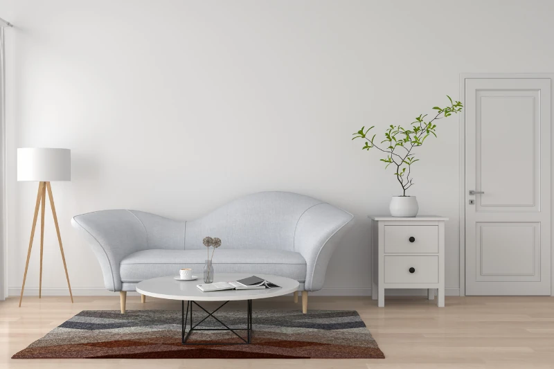 Helles Wohnzimmer mit Sofa und Beistelltisch
